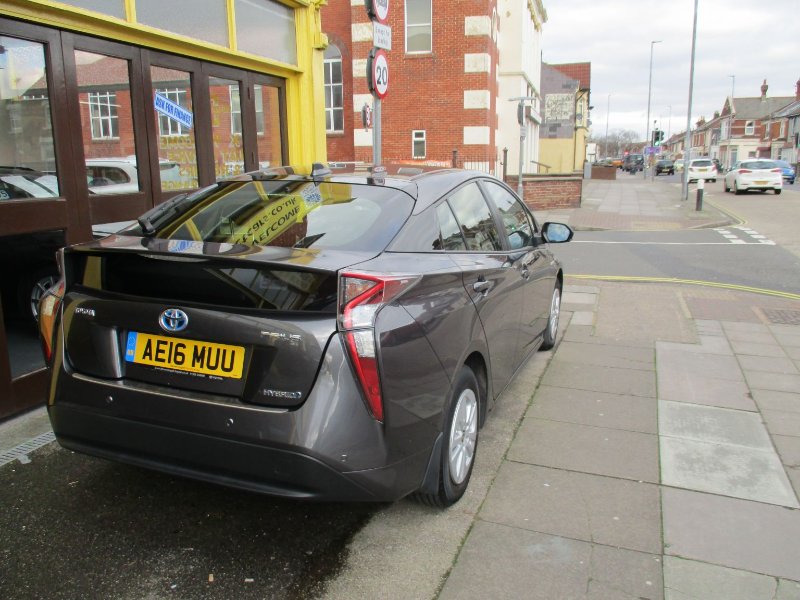 Used 2016 Toyota Prius VVTI BUSINESS EDITION PLUS 5Door for sale in